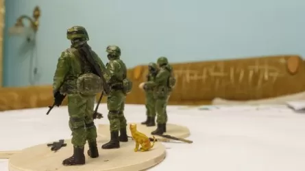 Российскую игрушку "Вежливые люди" сняли с продажи в Казахстане