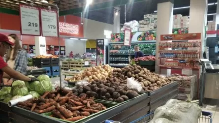 Прыгнули вниз: сразу 13 социально значимых продуктов подешевели в Костанае