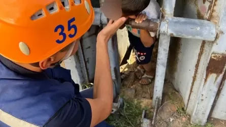 Шестилетний ребенок застрял в металлическом заборе в ЗКО