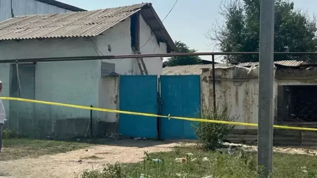 Сарыағашта кісі қолынан қаза тапқан бес жасар қыздың әкесі педофилдің үйін сүріп тастауды талап етті