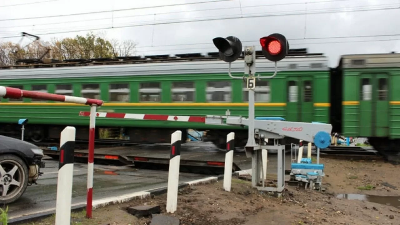 Ақтөбе облысында теміржол өткелінде болған көлік апатынан жолаушы көз жұмды