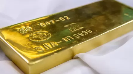Золото дешевеет на торгах 