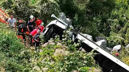 Пассажирский автобус упал в обрыв в Черногории