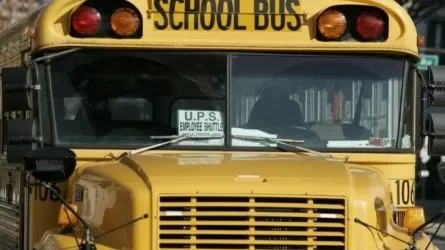 АҚШ-та балалар автобусы аударылды