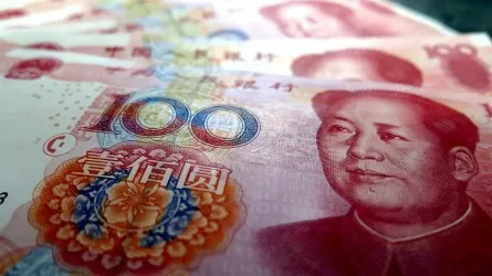 Юань ослаб к доллару до минимума за 16 лет