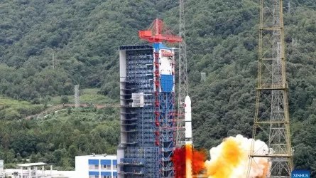 Китай успешно вывел на орбиту три спутника 