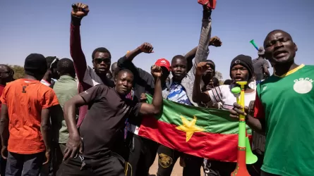 Выпуск французского журнала приостановила хунта Буркина-Фасо 