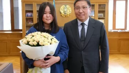 Алматы әкімі автобуста зейнеткерге араша түскен қызды марапаттады