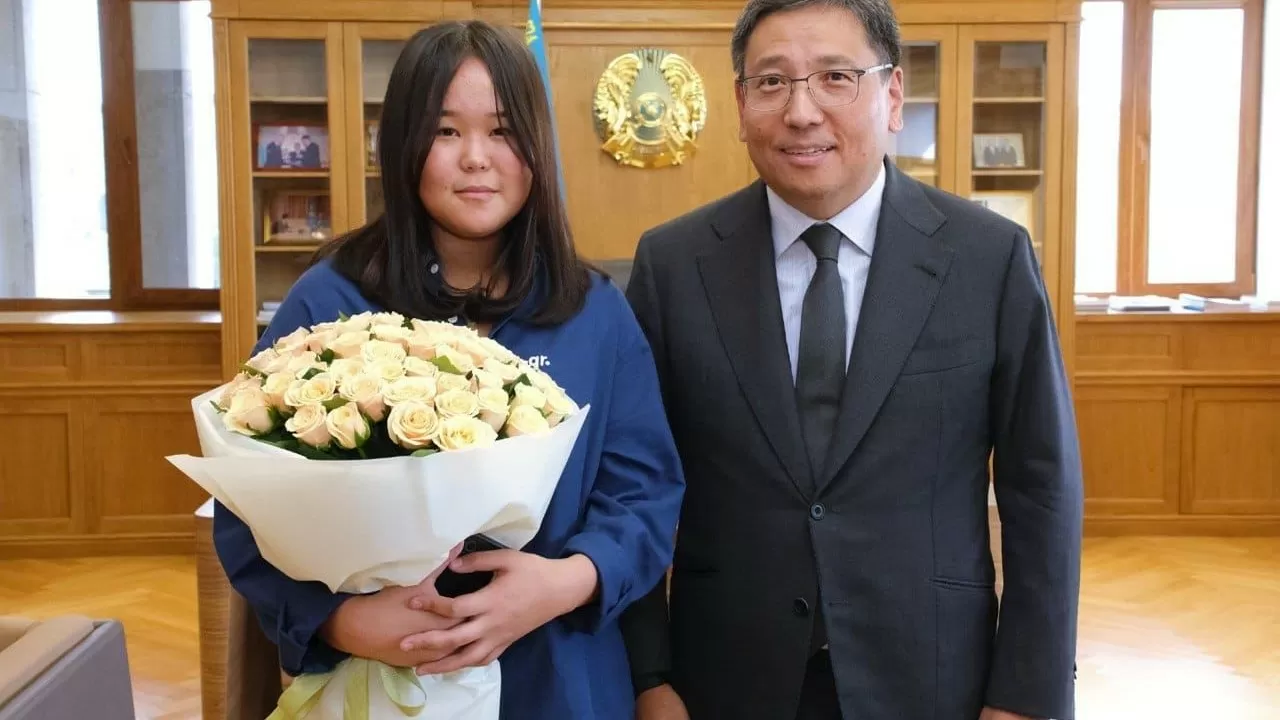 Алматы әкімі автобуста зейнеткерге араша түскен қызды марапаттады