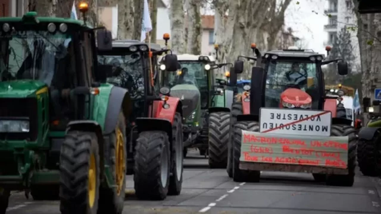 Французские фермеры заблокировали трассу под Тулузой в знак протеста