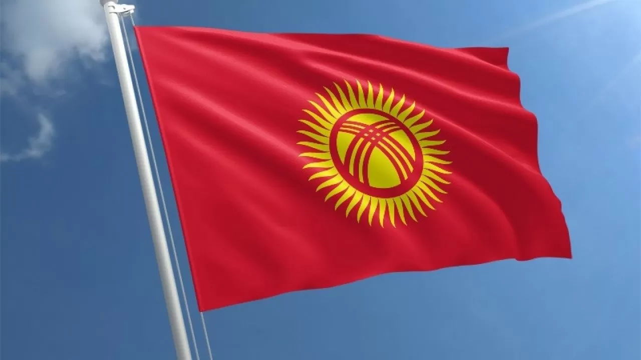 Бішкектегі бас алаңда Қырғызстанның жаңа туы көтерілді