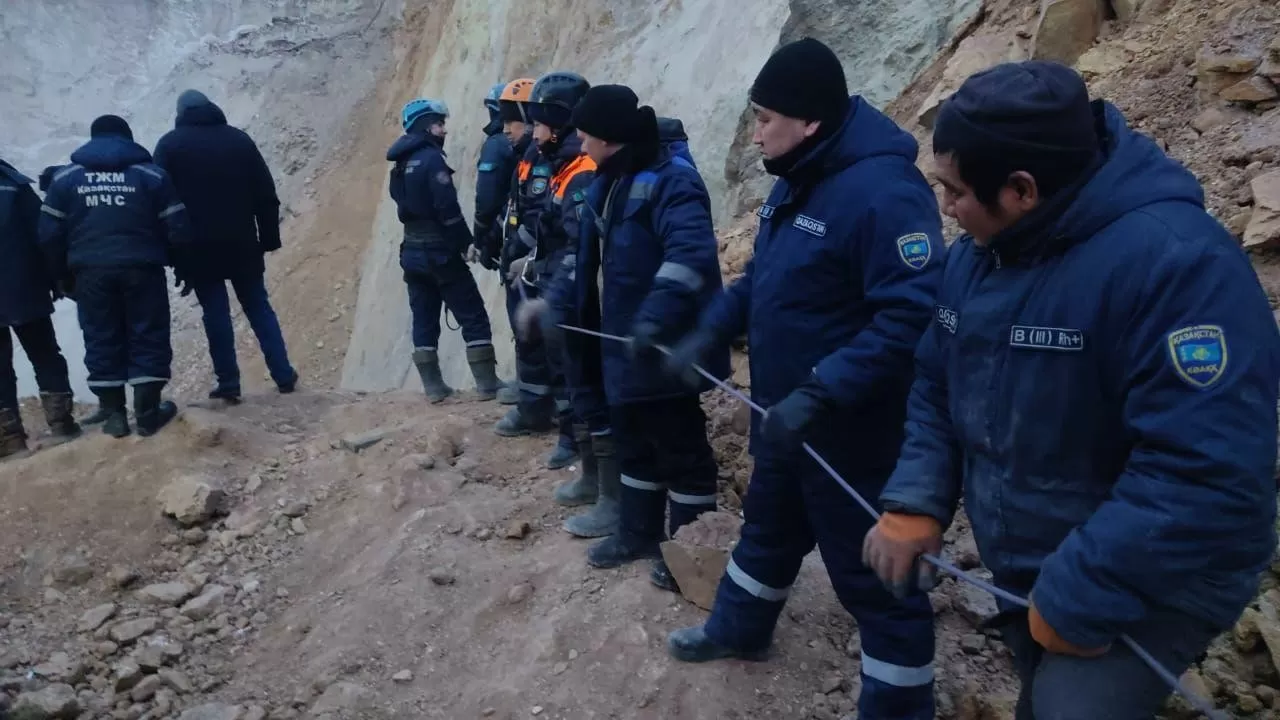 Восьмиметровый камень раздробили на дне обвала на "Майкаинзолото"