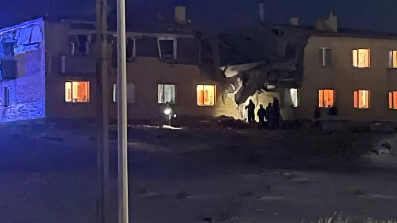 Қарағанды облысында тұрғын үйде жарылыс болып, адамдар үйінді астында қалып қойды