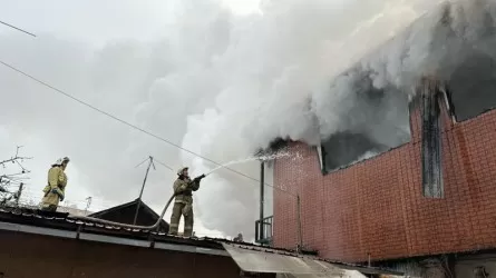 В Алматы загорелась лагманхана