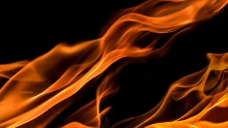 Пожарные Алматы потушили крупный пожар на складах с горючими веществами