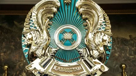 Как хорошо знают казахстанцы, что изображено на гербе страны?