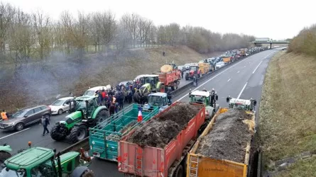Французские фермеры перекрыли дороги в 85 департаментах