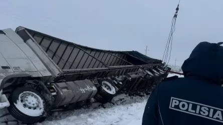 Слетевшую с дороги азербайджанскую фуру 4 часа извлекали в Акмолинской области