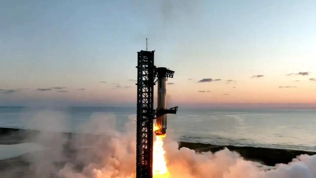 Впервые удалось "поймать" разгонную ступень ракеты-носителя "Старшип" Super Heavy