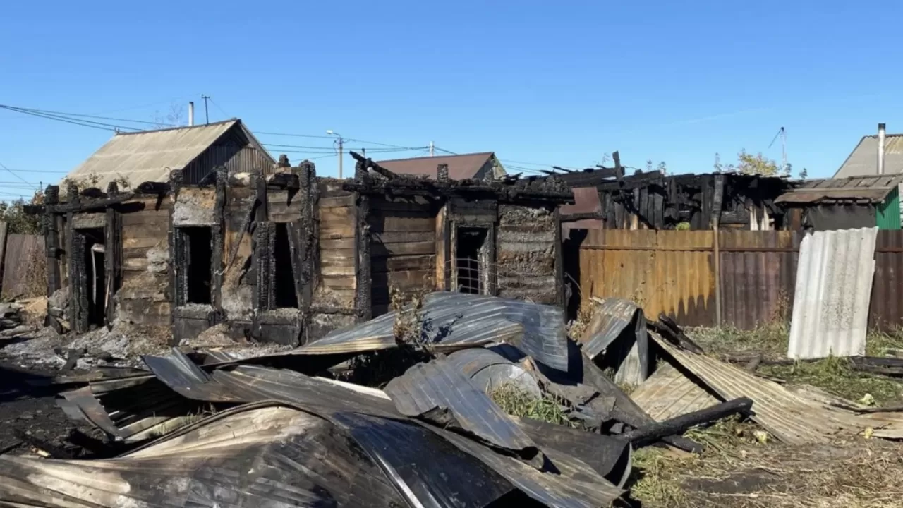 Петропавлда үш адам өз үйінде тірідей жанып кетті