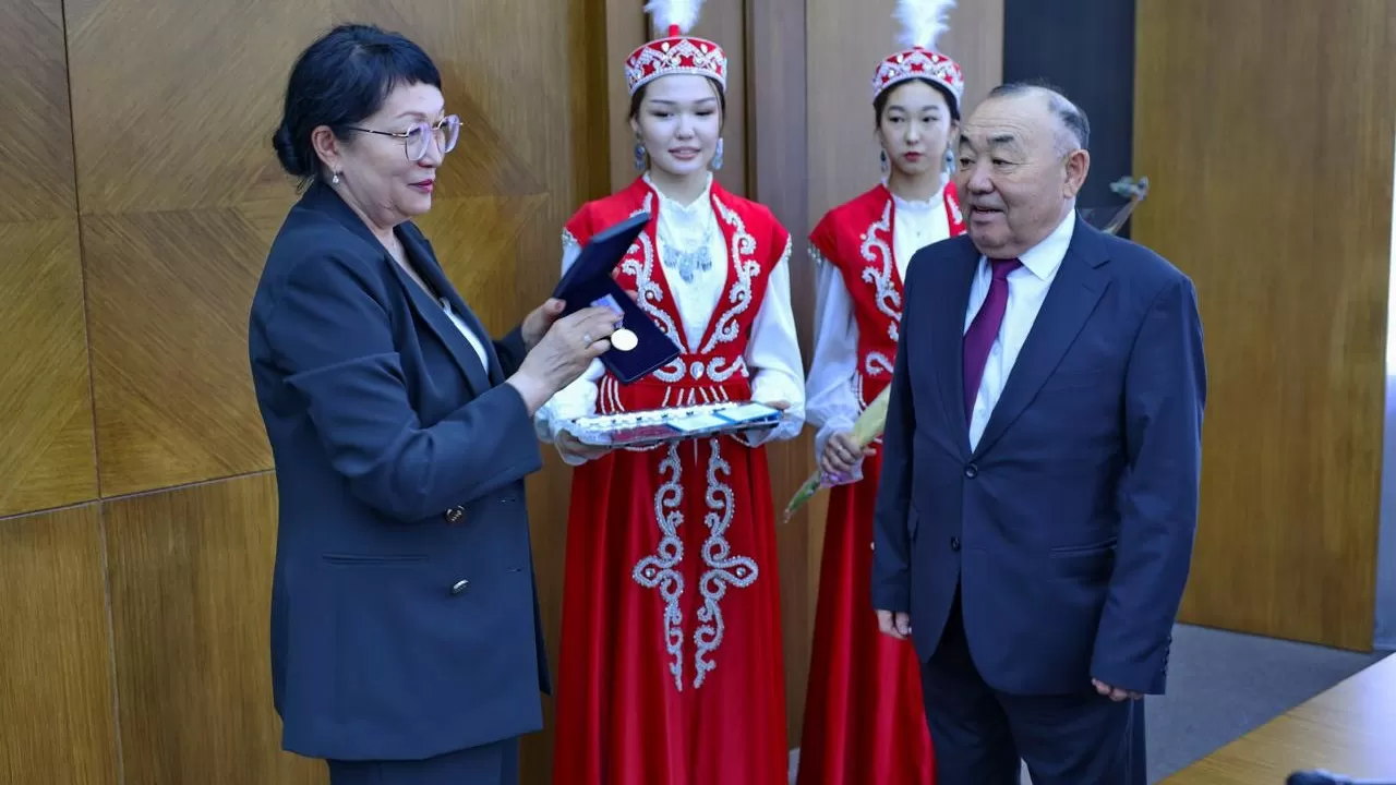 Ұлытау облысында денсаулық сақтау саласының қызметкерлері мен ардагерлері марапатталды