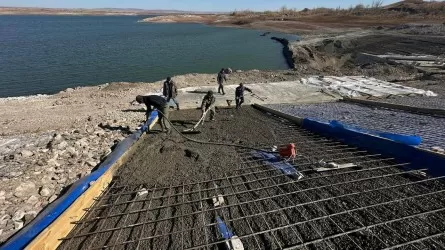 Больше бетона! Дамбу укрепляют в Абайской области