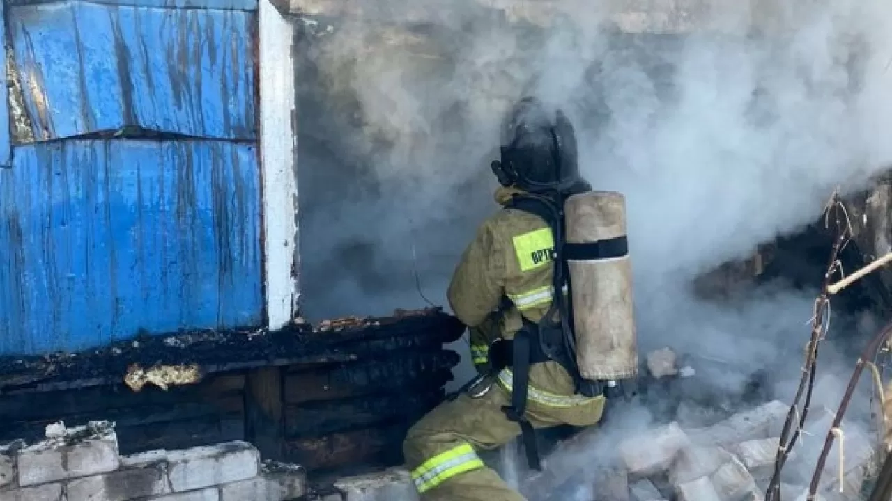 Пожарные ликвидировали огонь в жилом доме СКО 