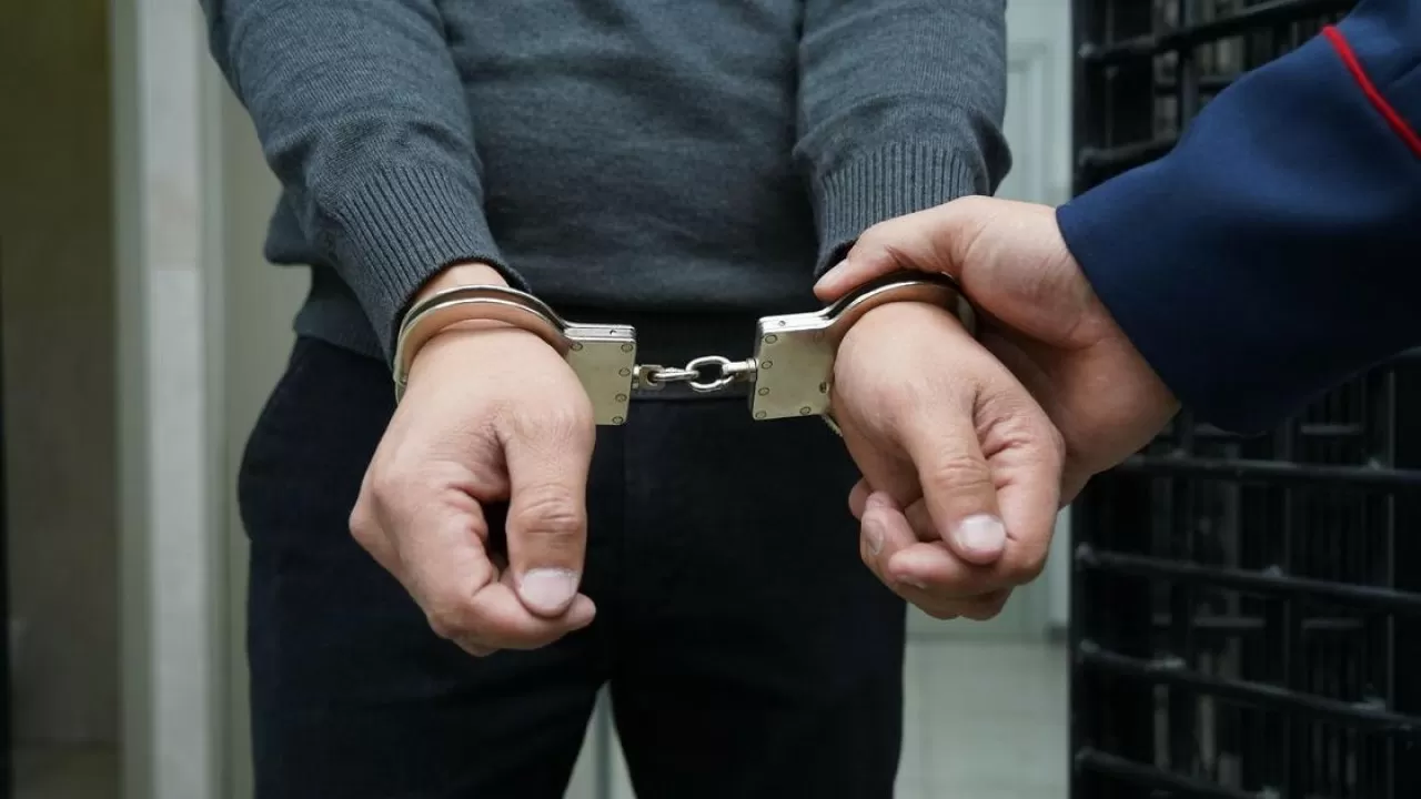 Елордада ер адам темір торларды ұрлап кеткен