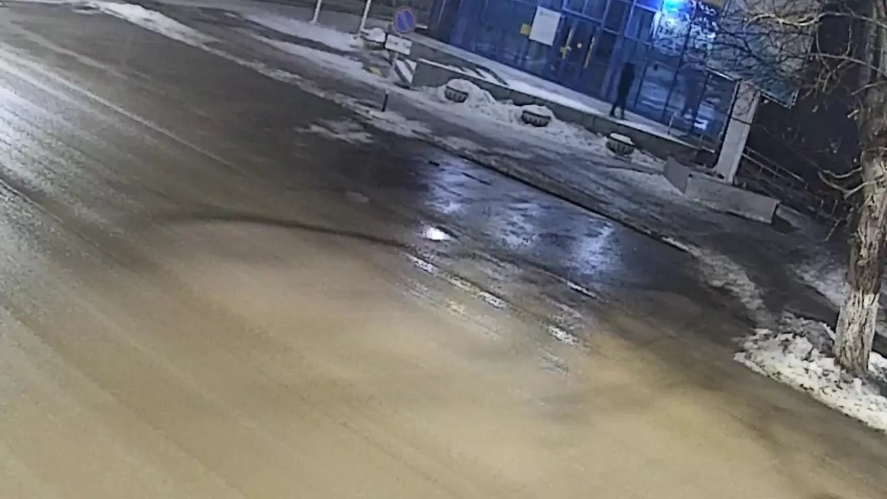 Өзіне түрі ұнамаған: Қостанайда ғимараттың терезесін сындырған ер адам сотталды 