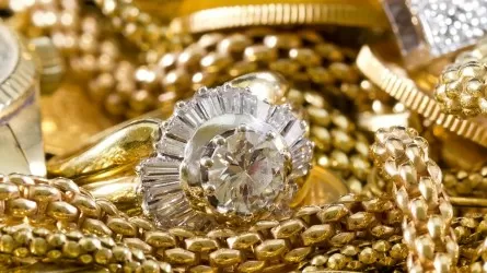 Астанада күтуші әйел жарты млн теңгенің алтын бұйымдарын ұрлаған