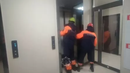 Астанадағы тұрғын үйлердің бірінде екі бала лифт ішінде қалып қойды