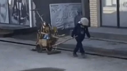 Базарда арба сүйреген 7 жастағы бала көпшілікті жылатты