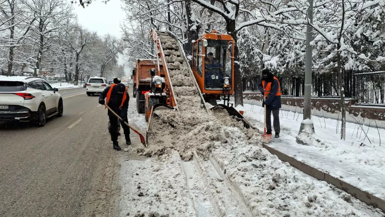 Последствия сильного снегопада устраняют в Алматы 
