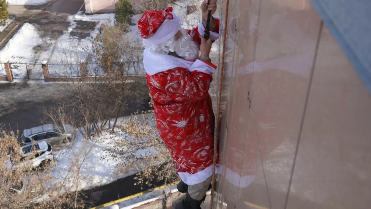 Аяз ата сыйлықтармен шатырдан түсіп, терезеден кірді 
