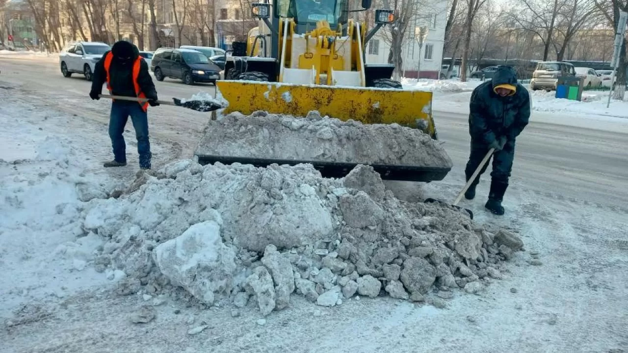 Астанада 2,6 мыңнан астам жол жұмысшы қар күреуге жұмылдырылды 