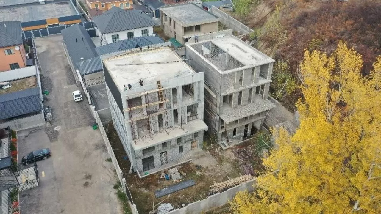 Два трехэтажных дома сносят в Алматы