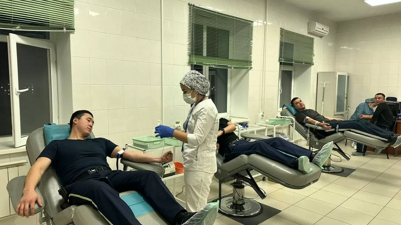 Полицейлер ұшақ апатынан зардап шеккендер үшін ерікті түрде қан тапсырып жатыр