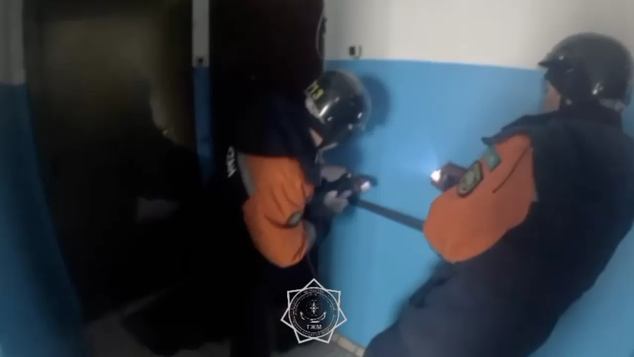 Семейде көпқабатты үйлердің бірінде балалар қамалып қалған