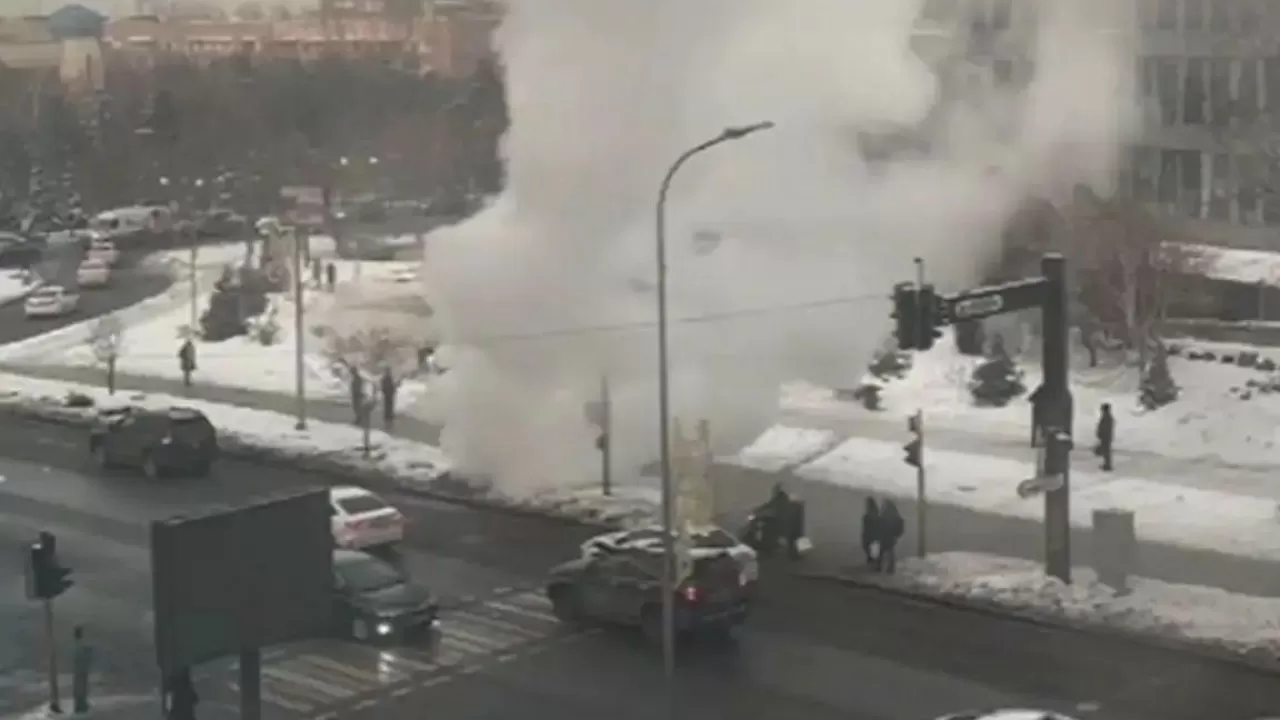 Алматыда жылу құбыры жарылып, үйлер жылусыз қалды