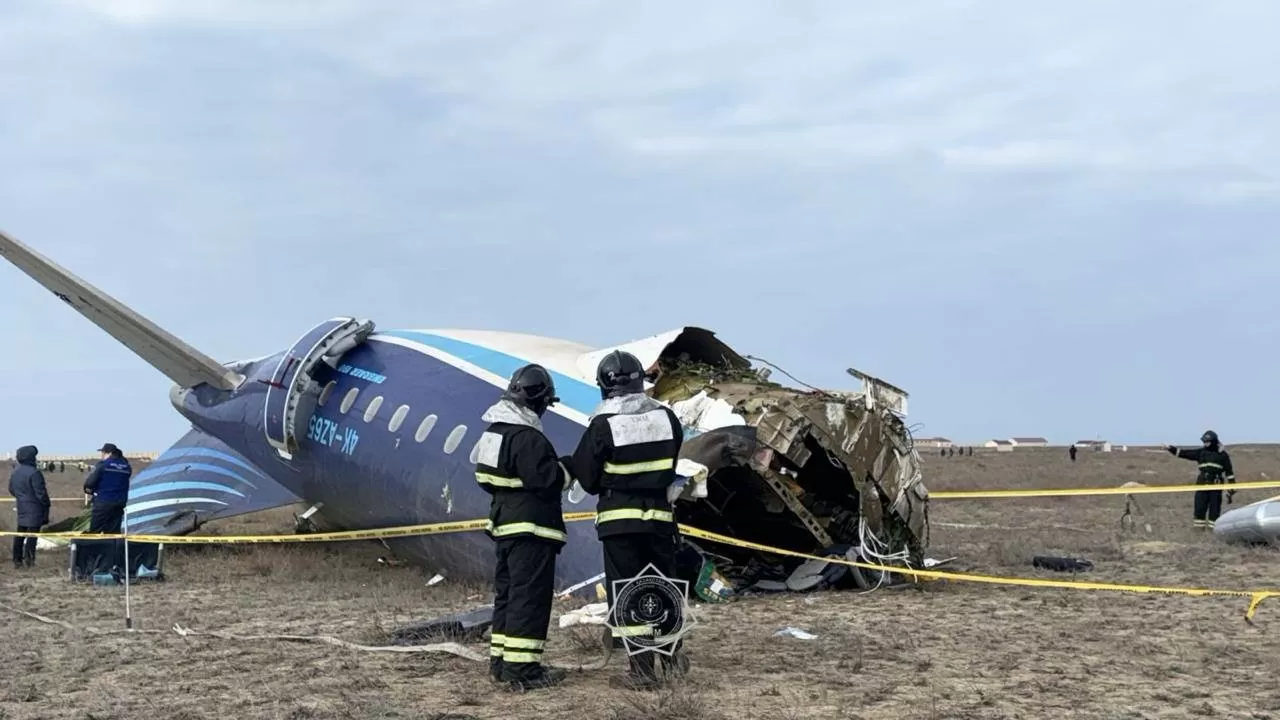 Опубликованы фото с места авиакатастрофы близ Актау 
