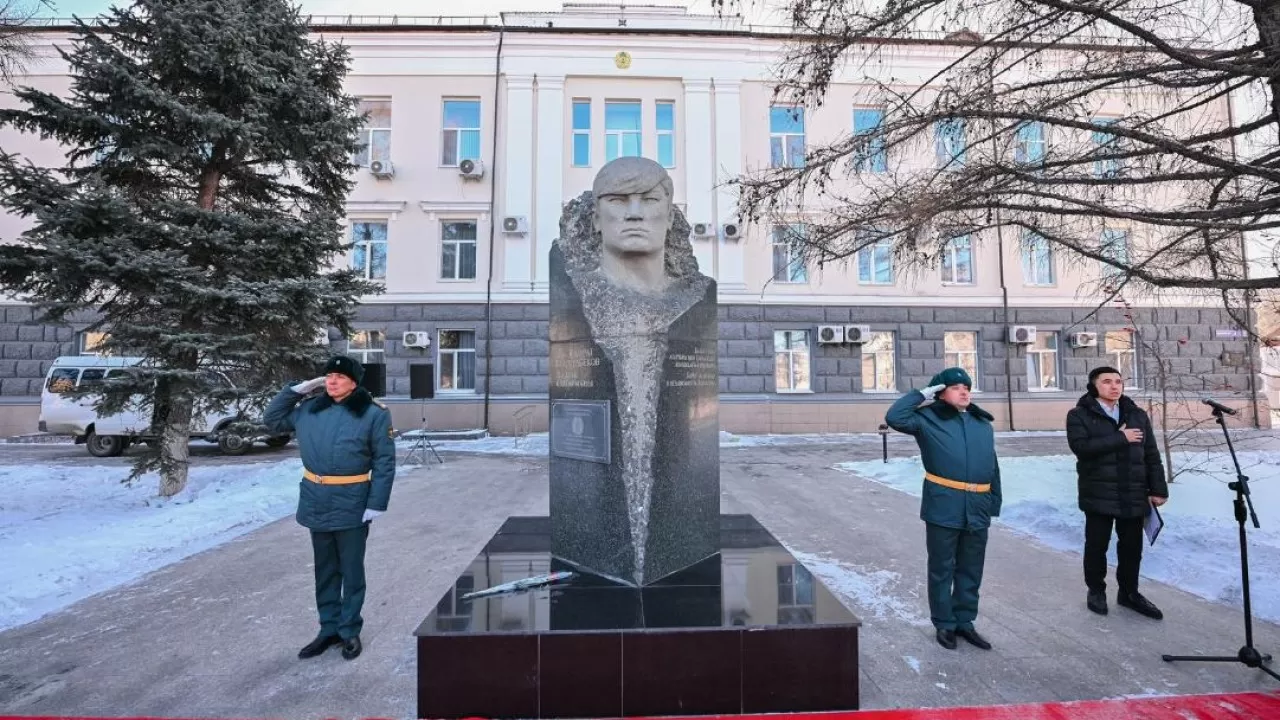Семейде Қайрат Рысқұлбеков ескерткішіне гүл шоқтары қойылды