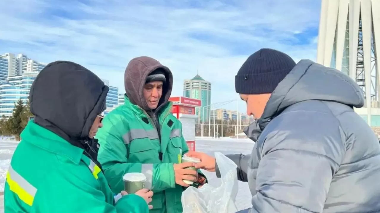 Елордалық еріктілер коммуналдық қызметкерлерге ыстық шаймен жылу сыйлады
