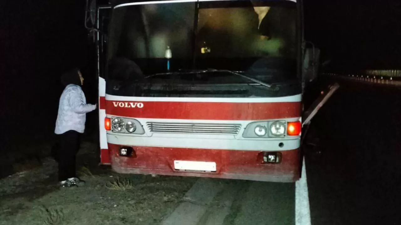 Спасатели эвакуировали группу людей из неисправного автобуса на трассе Екатеринбург – Алматы 