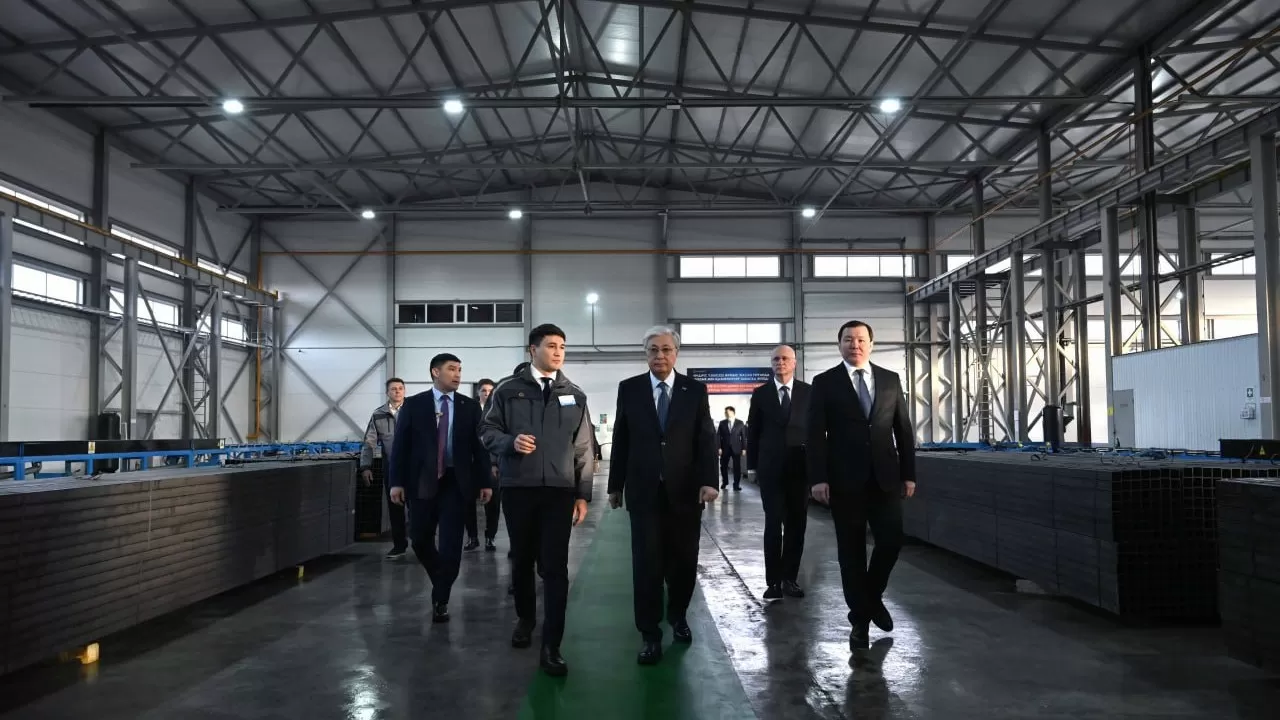 Президент Ақтөбедегі құбыр зауытын аралап көрді 