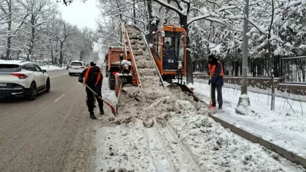 Последствия сильного снегопада устраняют в Алматы 
