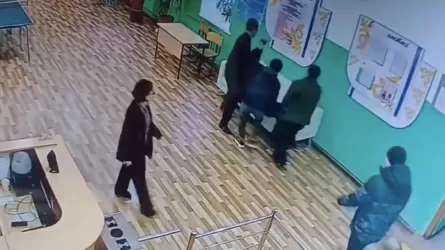 Көшеде есінен танып қалған әйелді полицейлер аман алып қалды 
