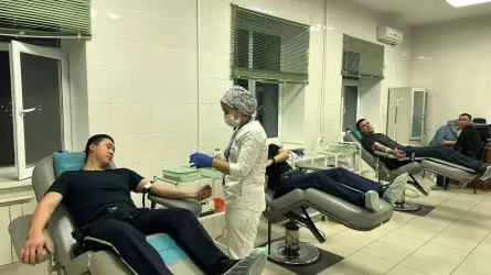 Полицейлер ұшақ апатынан зардап шеккендер үшін ерікті түрде қан тапсырып жатыр