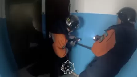 Семейде көпқабатты үйлердің бірінде балалар қамалып қалған