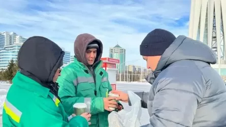 Елордалық еріктілер коммуналдық қызметкерлерге ыстық шаймен жылу сыйлады