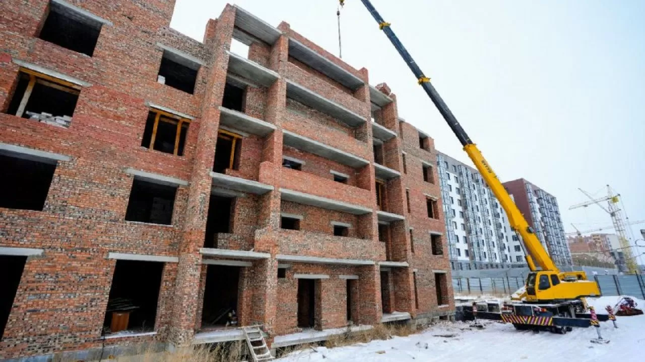 Астанада заңсыз тұрғызылған тұрғын үй кешені сүріледі 